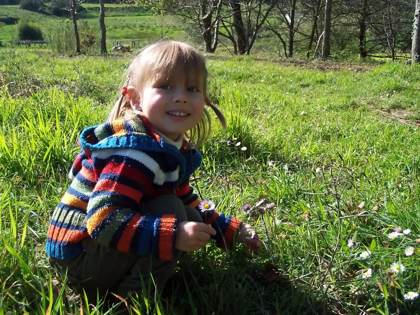 Natalia de pequeña jugando en el campo en Galicia
