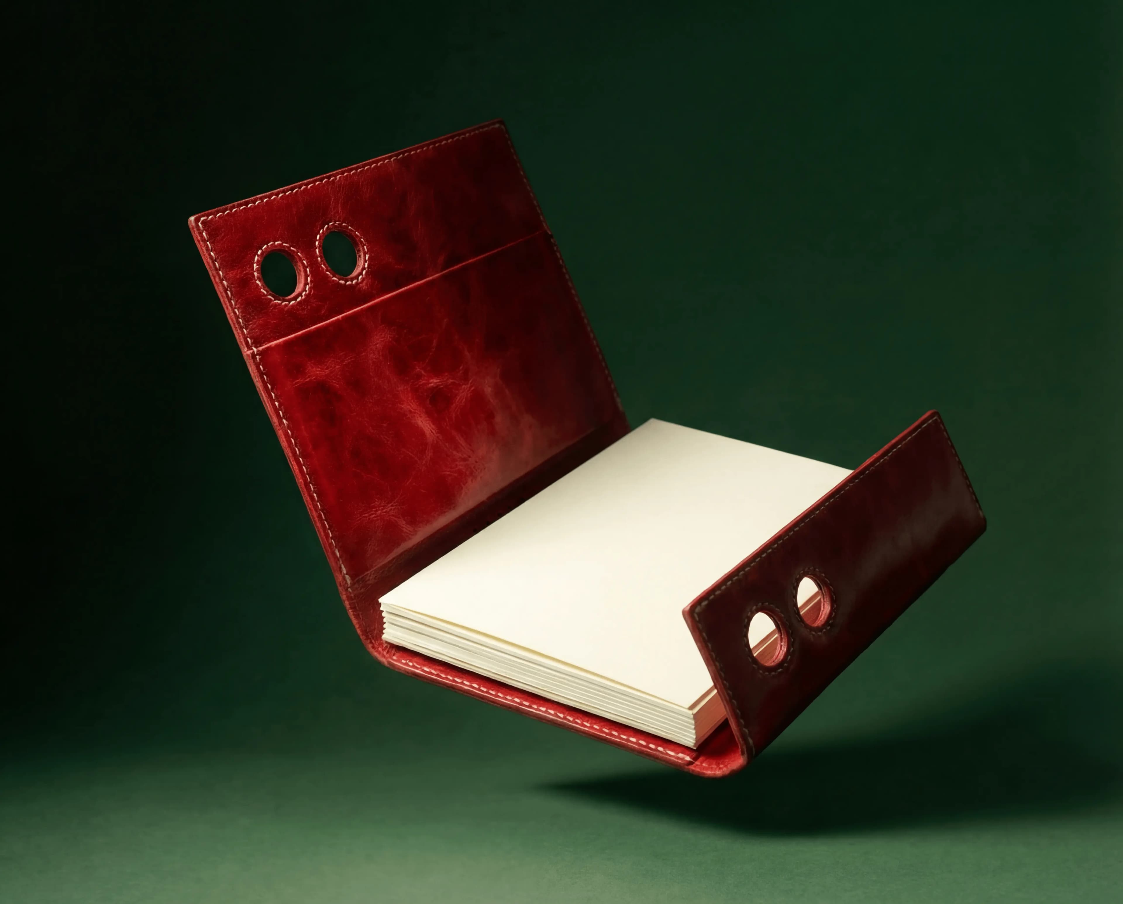 La libreta infinita Oco abierta, con carátula de cuero rojo y tomo de papel