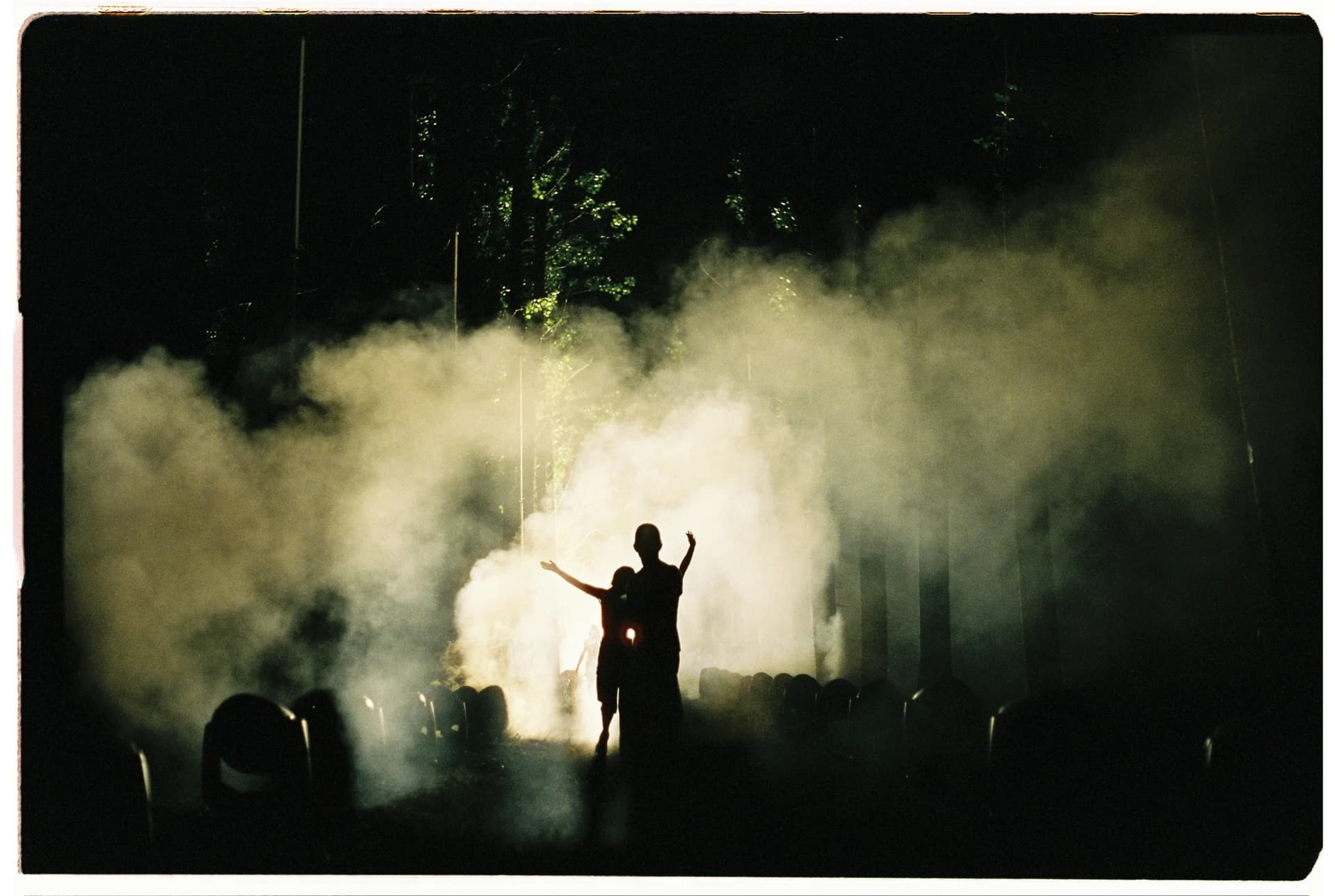 Una silueta en el escenario durante el concierto.